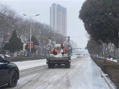区园林环卫中心： 融雪作业保畅通