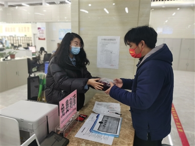 企业印章免费刻 便民之举获点赞 全区市场主体开办进入“零成本”时代