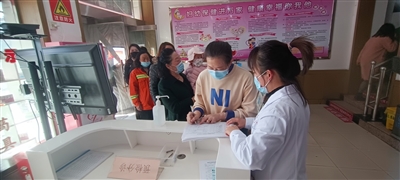 坚守一线岗位 凝聚巾帼力量