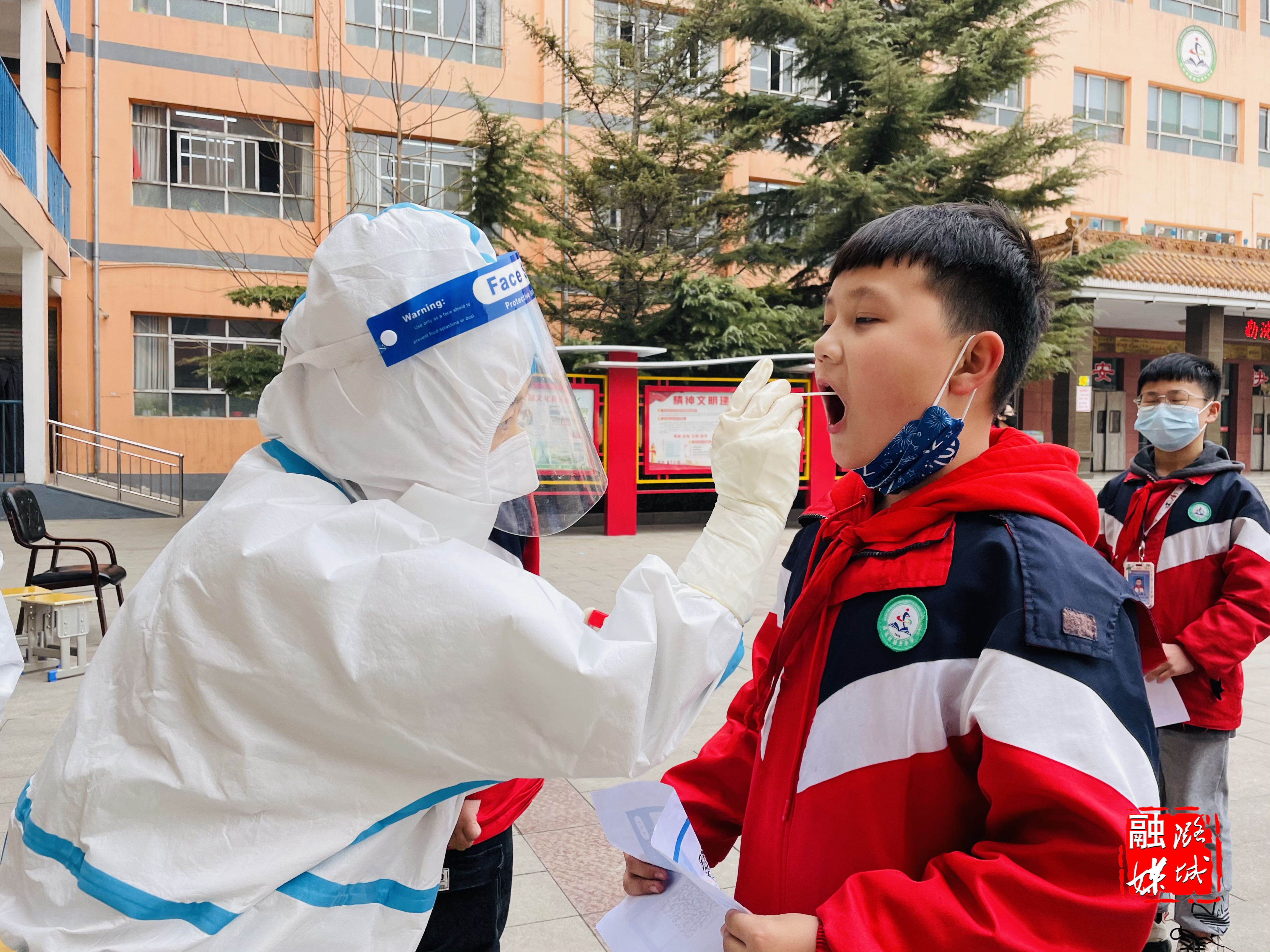 白衣天使进校园 筑牢校园防疫墙