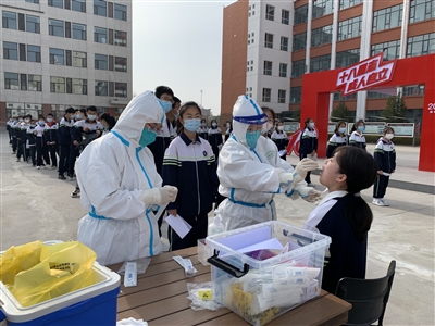 核酸检测进校园：一人都不落