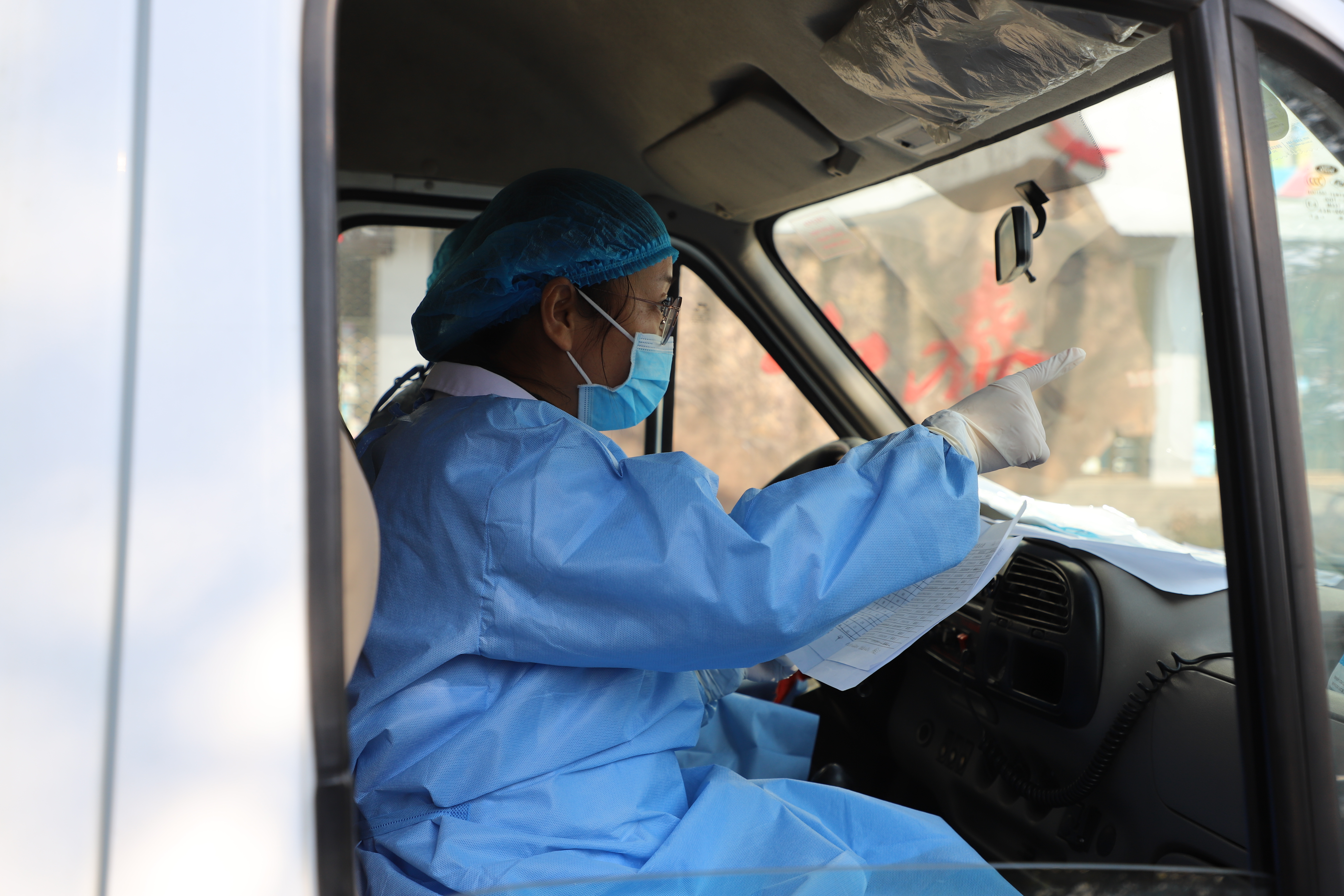 抗疫中的最美身影： 了不起的“她”