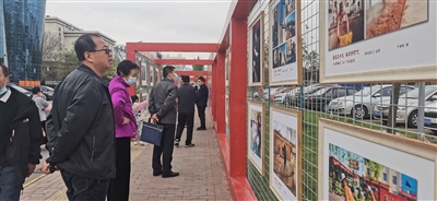 我区举行职工书画摄影赛展