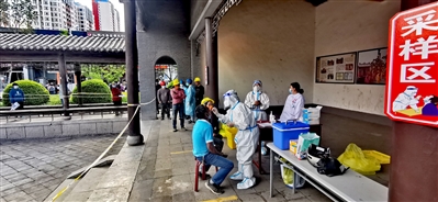 群众正在环城水系核酸采集点有序采集