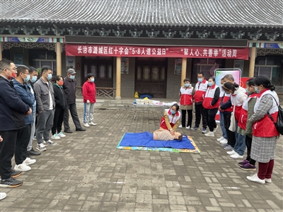 我区开展纪念第75个“世界红十字日”宣传活动