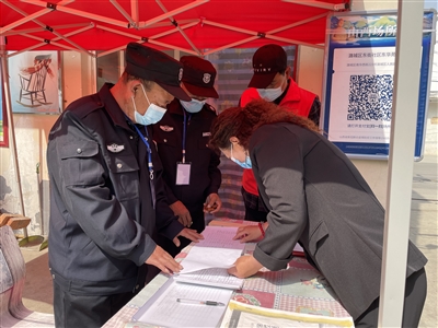 【让党旗在抗疫主战场高高飘扬·一线蹲点·奋战30天】小区物业：守牢“小门”不松懈