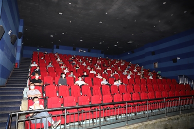 我区组织观看励志电影《奇迹·笨小孩》