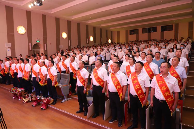 学习先进榜样 汲取奋进力量——我区举行“榜样的力量” 2022 年“七一”表彰颁奖晚会