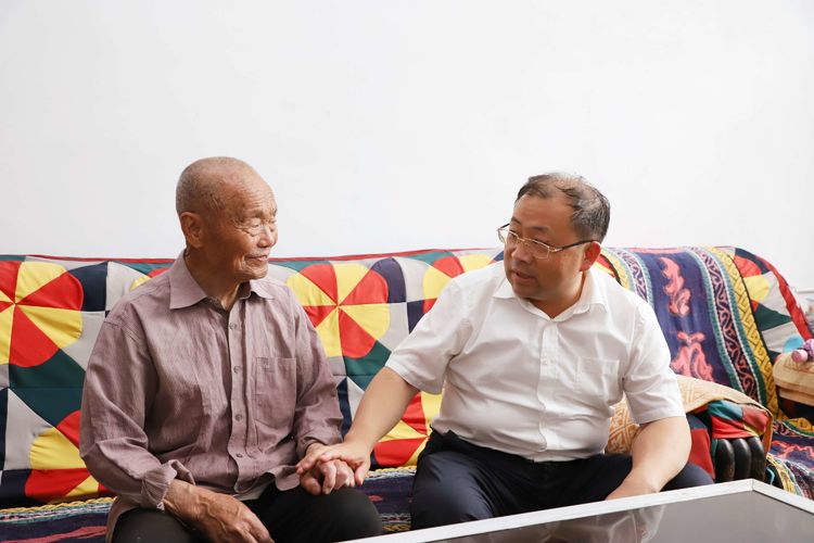 柴哲开展“七一”走访慰问活动