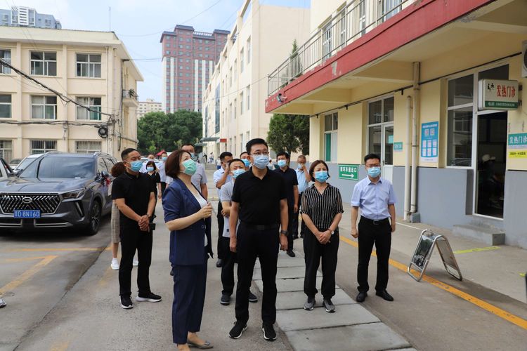 段尧刚在区人民医院调研疫情防控工作