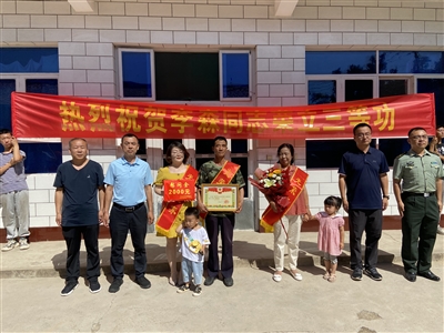 喜报送到“光荣之家”