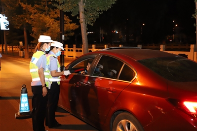 区交警大队 持续开展夜查酒驾整治行动不松懈