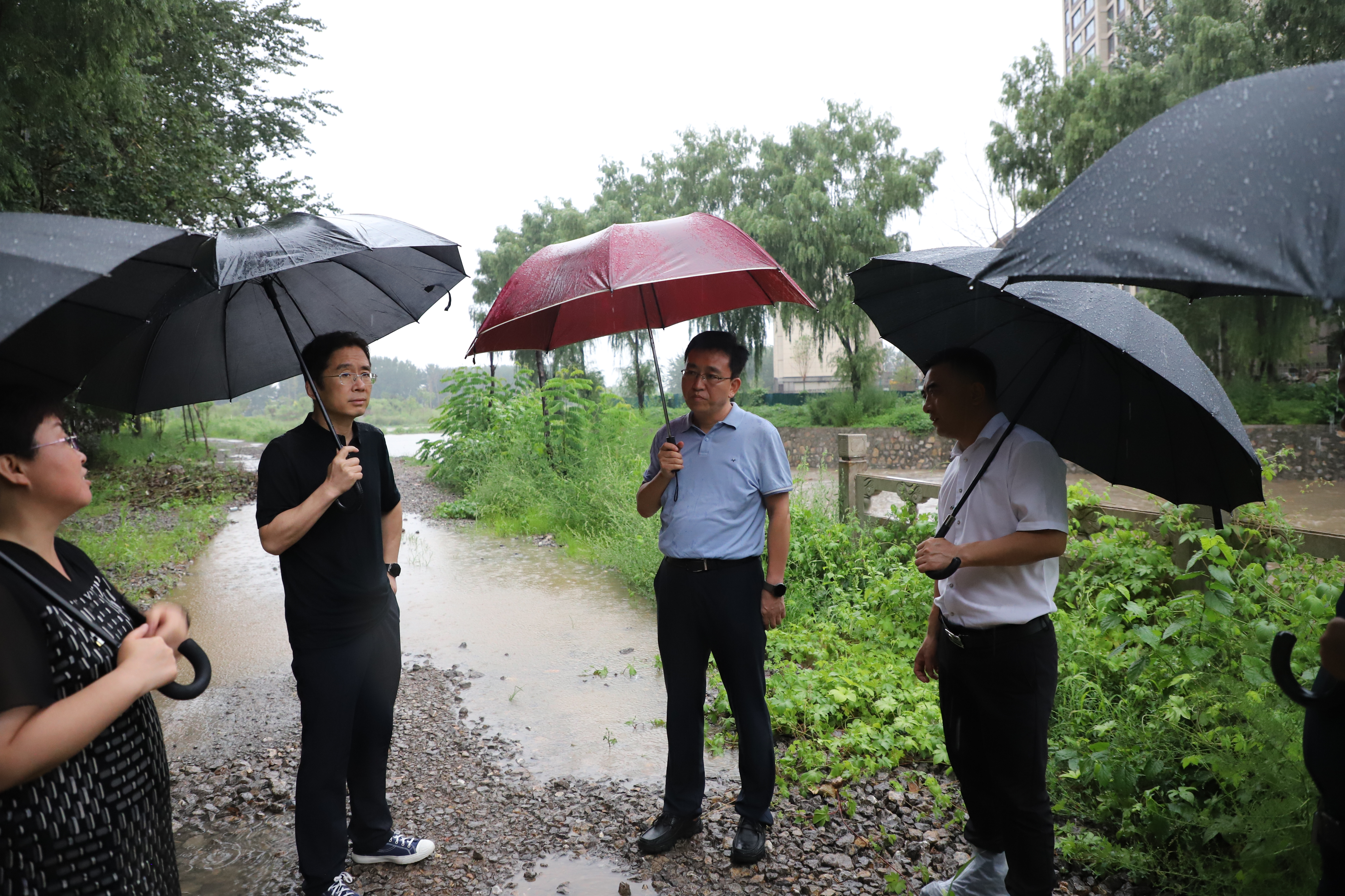 段尧刚实地查看城市防洪排涝工作