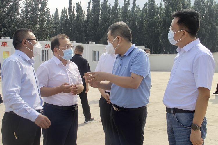 陈耳东慰问潞城东高速口微子停车场一线工作人员