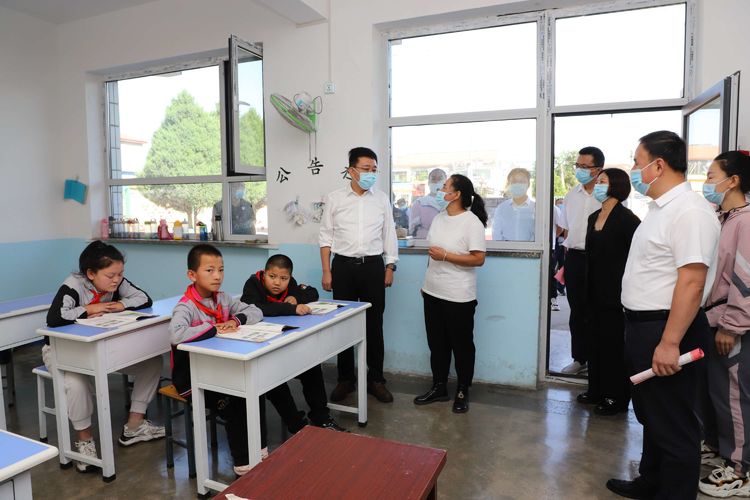 段尧刚带队开展教师节慰问活动