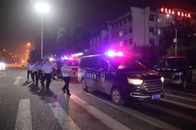 区公安分局 夏夜巡查保稳定