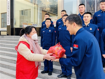 把爱缝进鞋垫里 ——一位婴城义工的“特殊礼物”