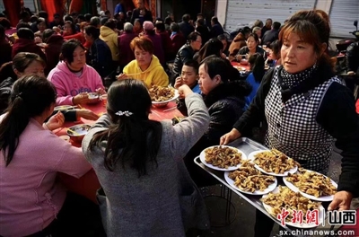 中国新闻网12月5日刊发 潞城区：小餐桌传递大文明