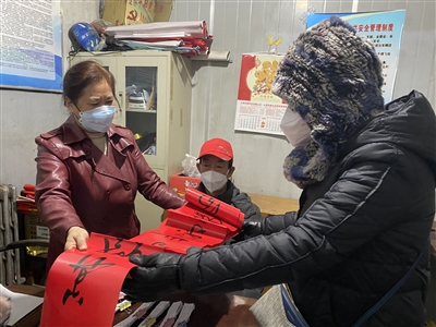 【新春走基层】兴禾花园：义写春联送温暖