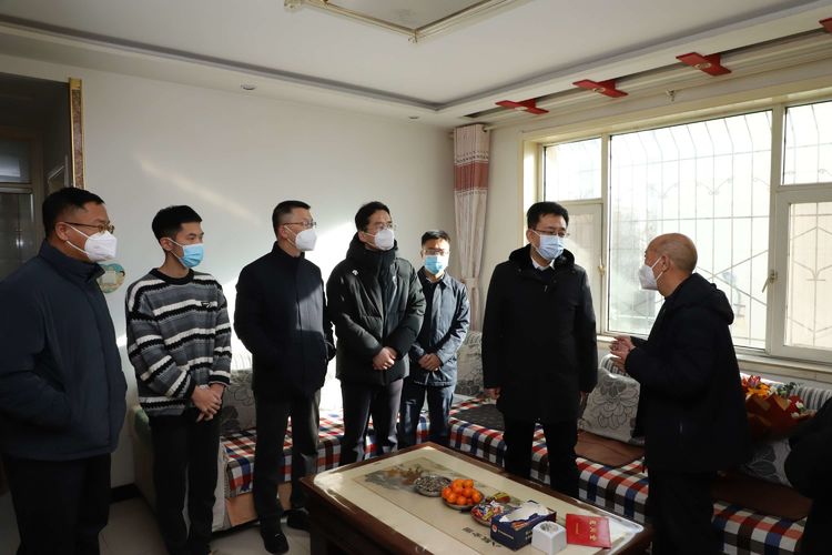 段尧刚走访慰问生活困难党员、困难群众和离退休老干部