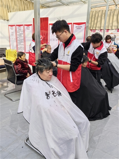 关爱老年人 我们在行动