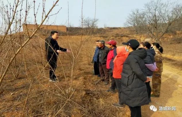 [一年之际在于春] 科技助农到地头