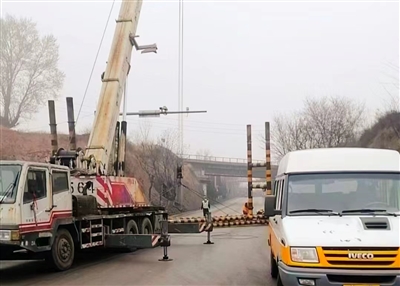 部门联手及时处置一起铁路限高架被撞事故