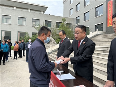 区人民法院： 集中发放执行案款255万