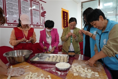 学府社区 ：浓浓饺子香 情暖母亲节