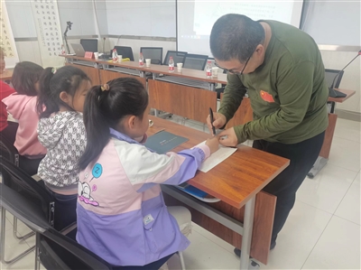 西华社区：书法公益课堂开班