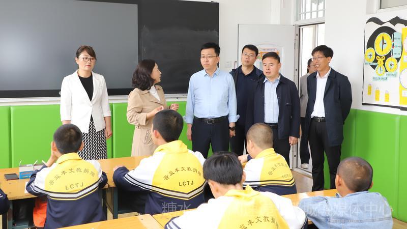 段尧刚看望慰问我区少年儿童