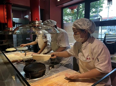 【干部冲冲冲 企业闯闯闯 群众创创创】“潞城甩饼”甩出技艺展风采