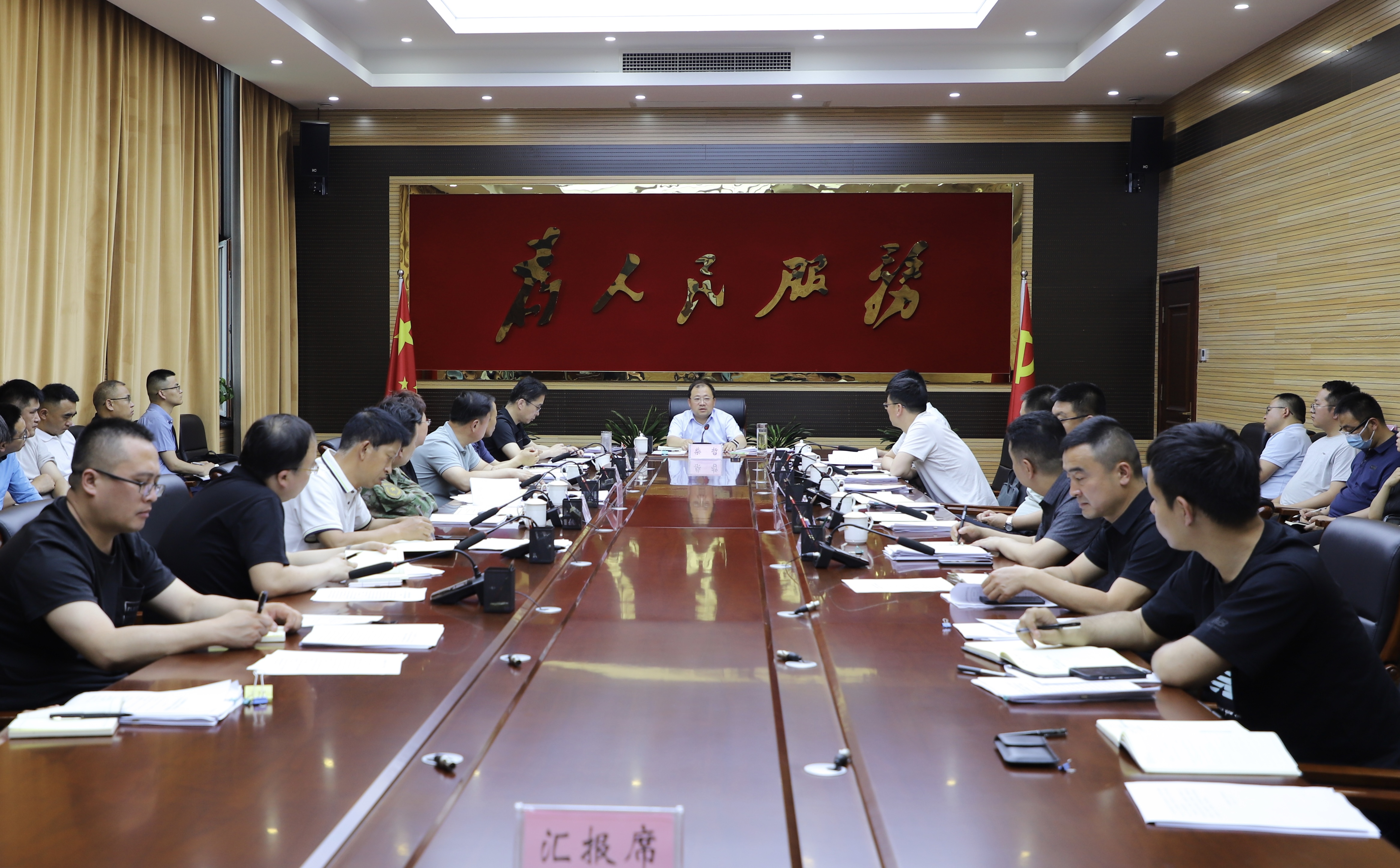 区政府党组（扩大）会议召开