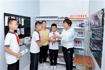 新华小学： 廉洁正气润心田 清风拂校绘底色