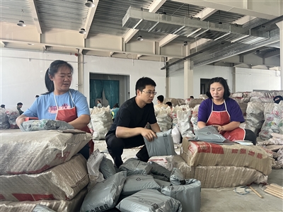 【干部冲冲冲 企业闯闯闯 群众创创创】乡村e镇牵线“头部主播” 助力潞艾跑出“加速度”