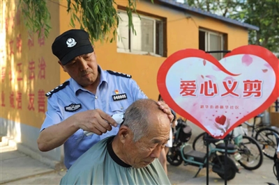 探索“三三警务”新模式 打造和美社区新家园 ——看区公安分局新华社区警务室如何创建“枫桥式社区”警务室