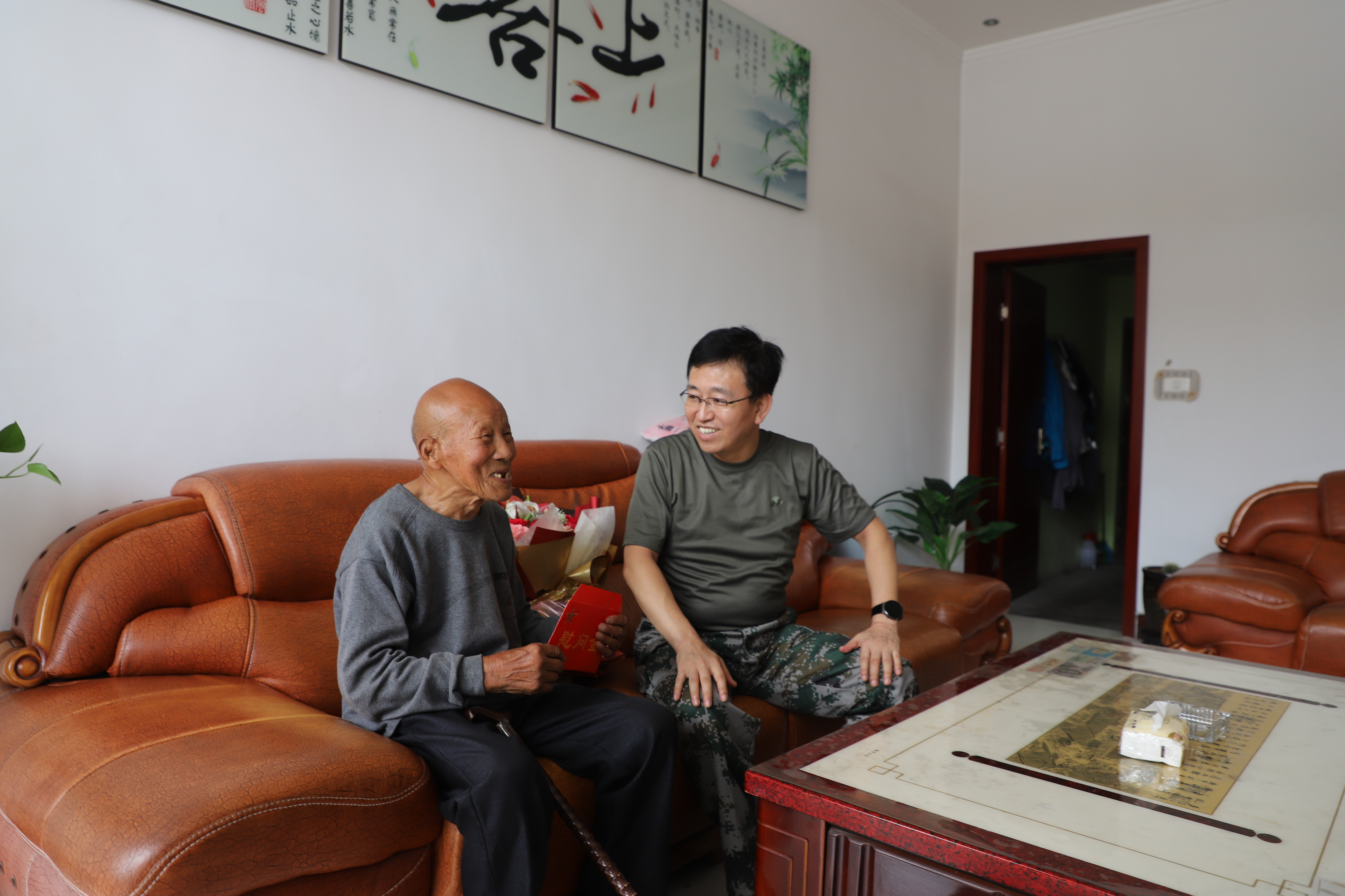 段尧刚带队慰问复退军人