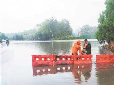 公路段：应对强降雨 排水保畅通