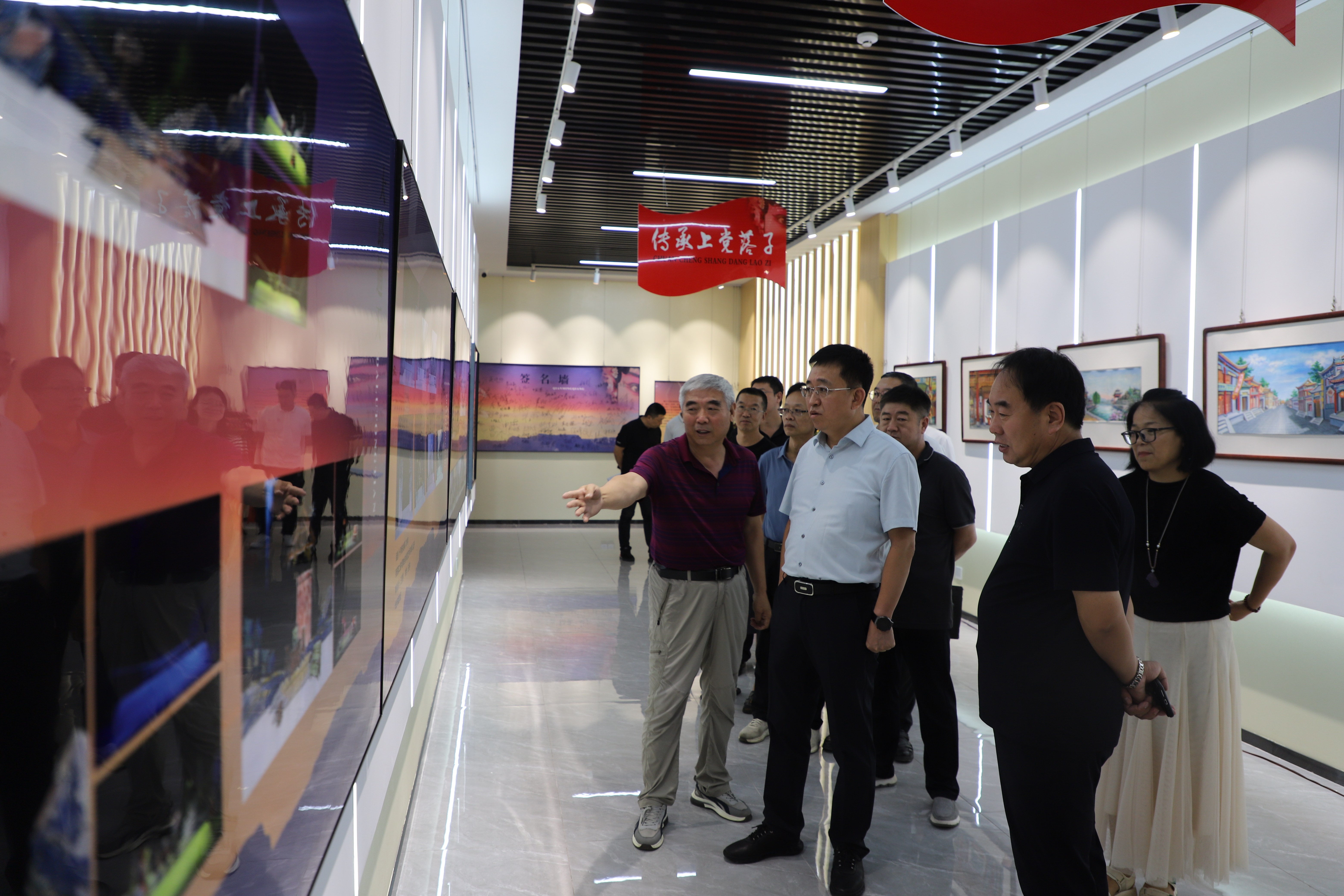 段尧刚参观“戏墨人生”王枝林舞台美术作品展