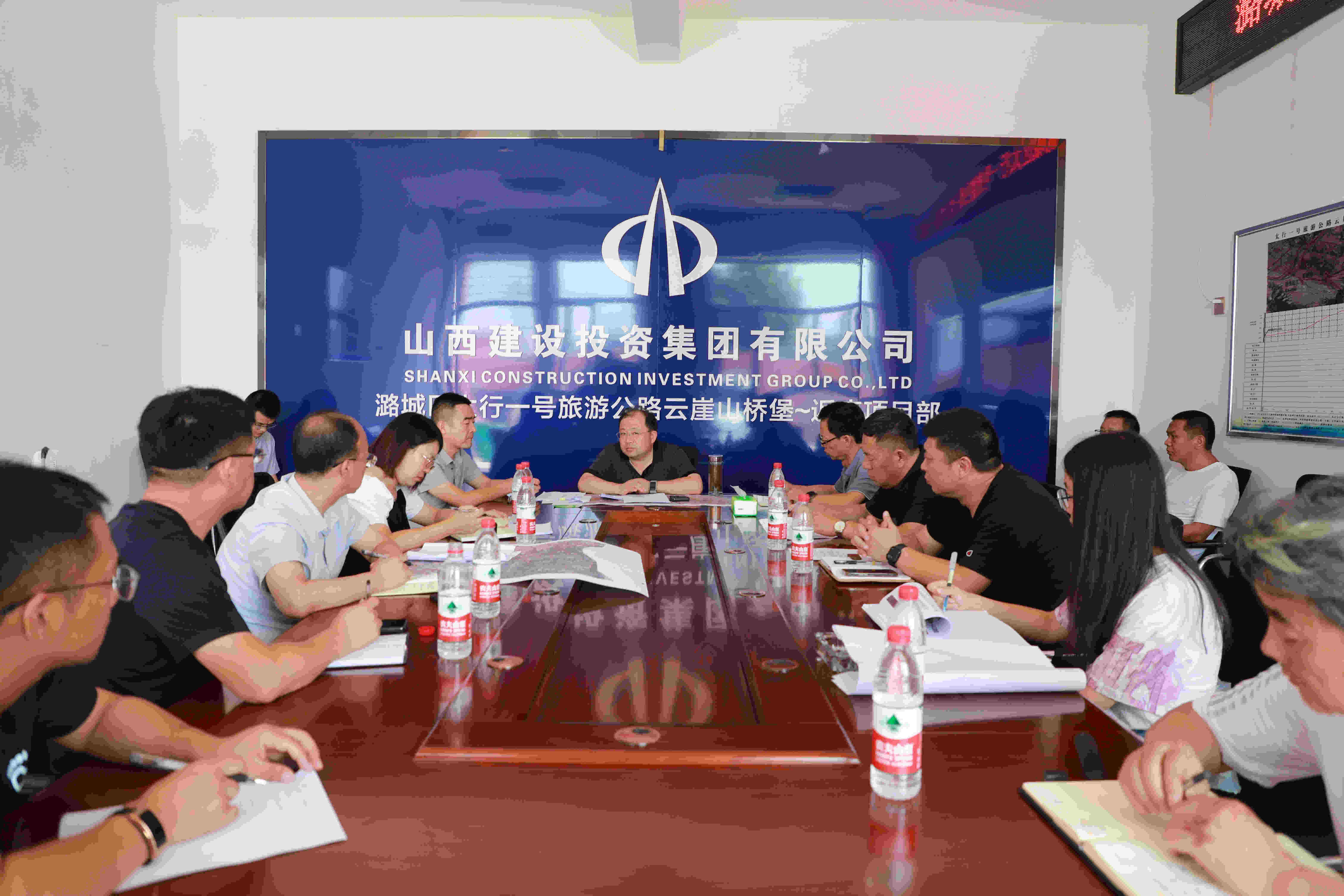 柴哲在潞城区太行一号旅游公路云崖山——桥堡返底项目进行现场办公