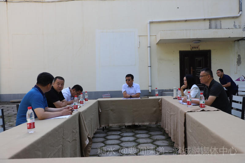 段尧刚就盘活闲置资源资产进行现场办公