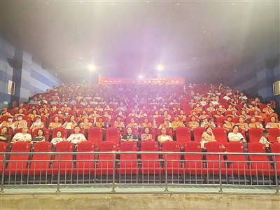 世纪影城： 请环卫工人看电影