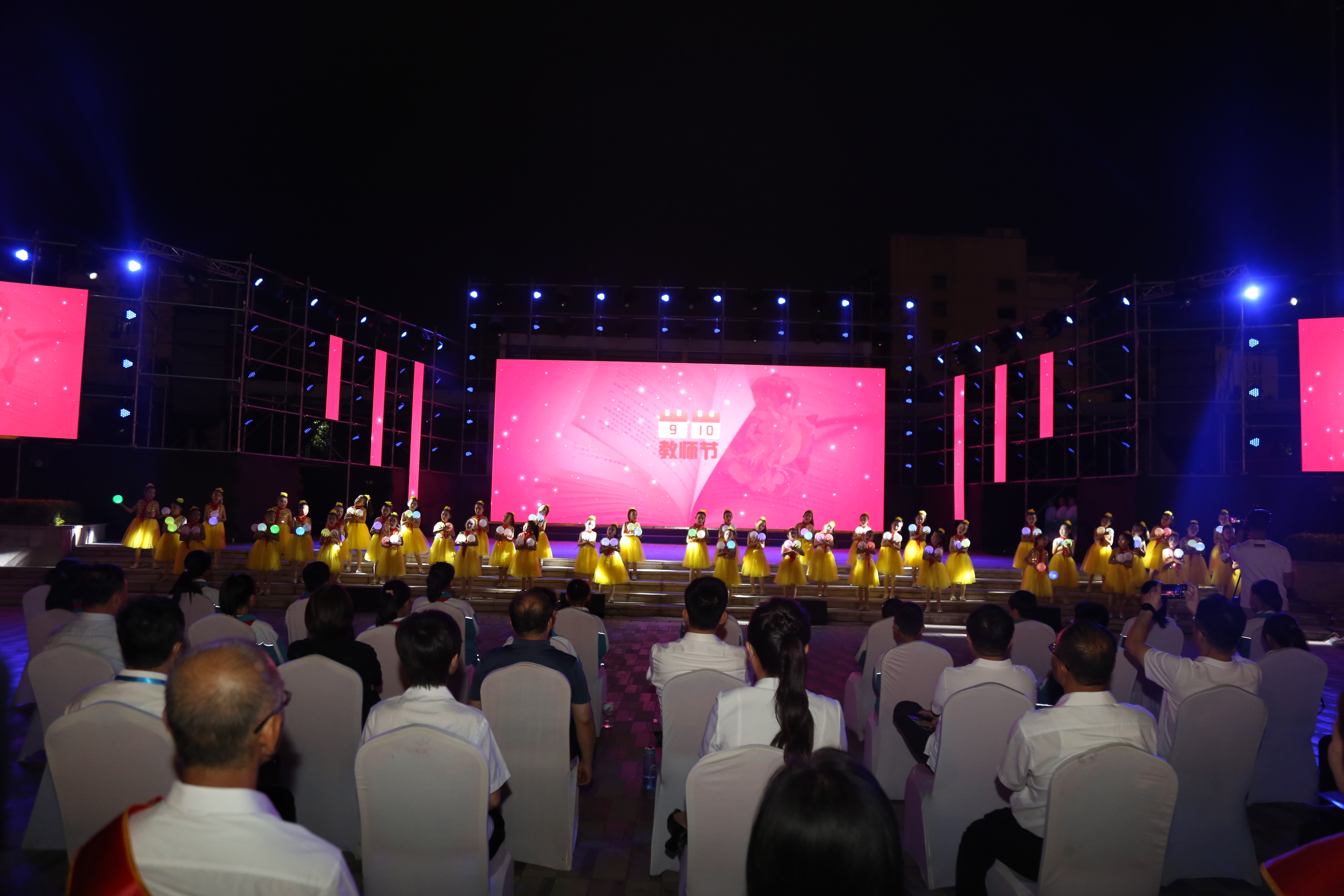 躬耕教坛 强国有我——我区举行2023年庆祝第39个教师节文艺晚会