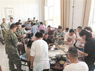 新兵临行饺子宴 带上祝福进军营