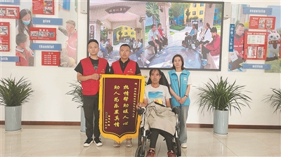 滨河社区： 小锦旗大荣誉 传递深情与厚谊