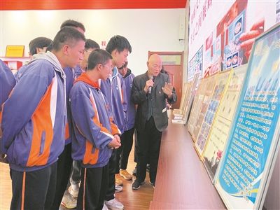 集邮文化进社区 方寸之间展辉煌