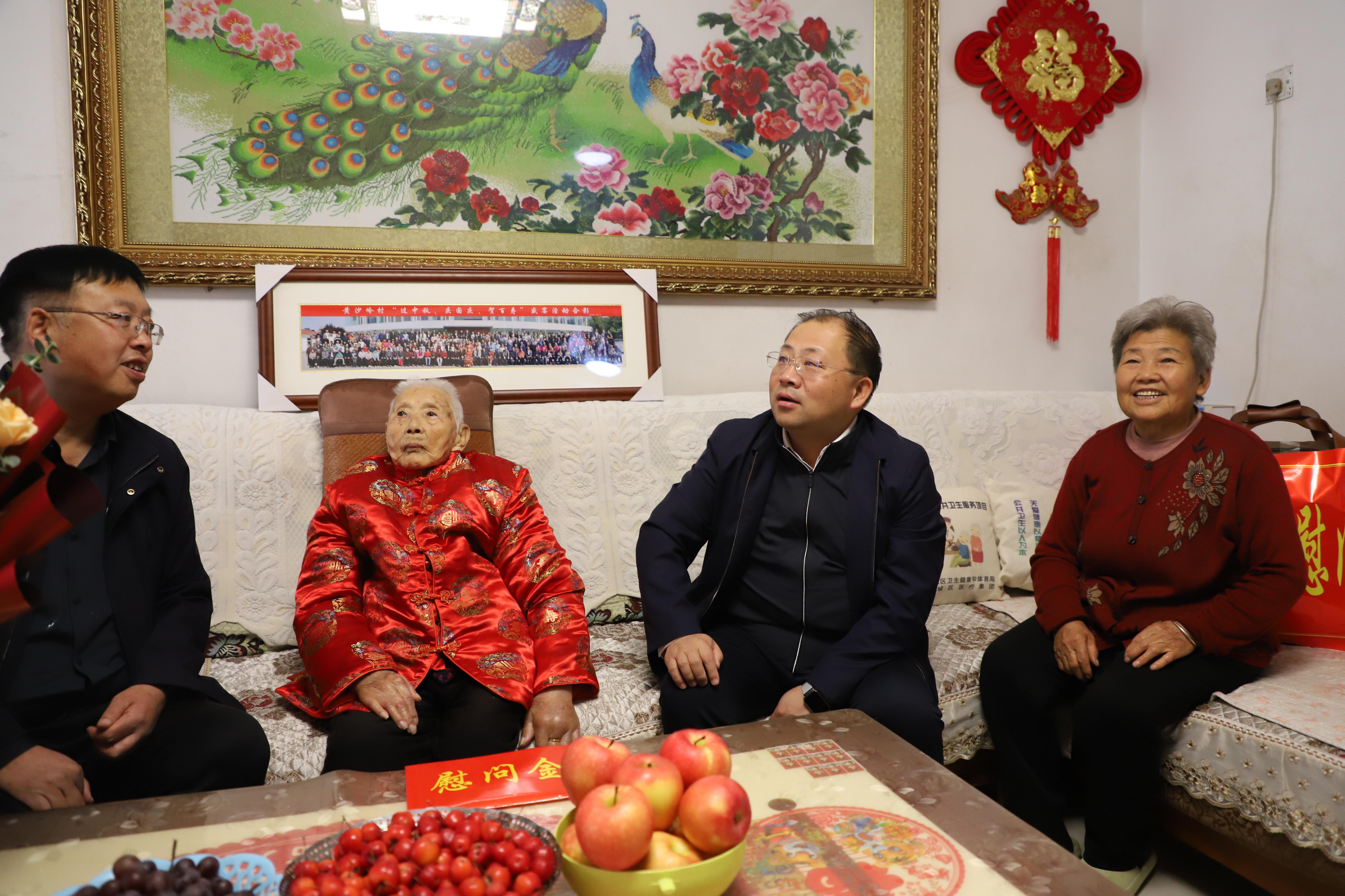 柴哲走访慰问百岁老人