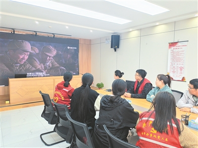 卢医社区 观看主题电影 牢记革命精神