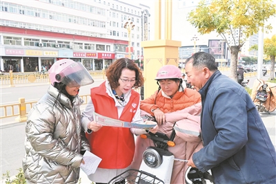  全民参保 共享美好 ——区人社局开展“社保服务进万家”主题宣传活动