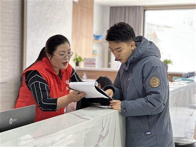 李硕：当好社区群众“服务员”